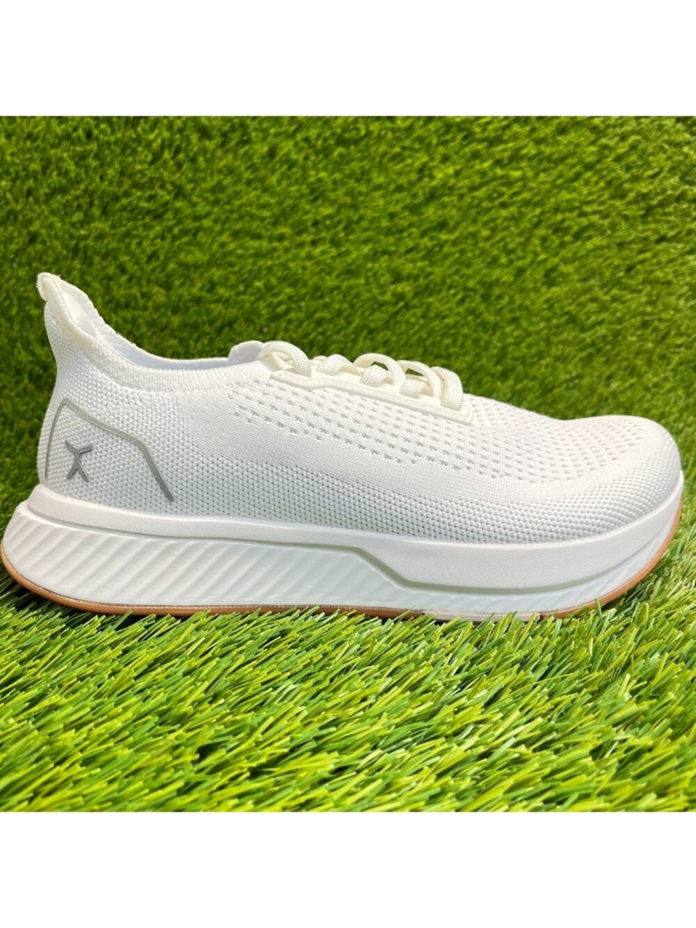 Flux Adapt Runner White Gum Womens Size 6.5 Running Athletic Walking Knit Shoes